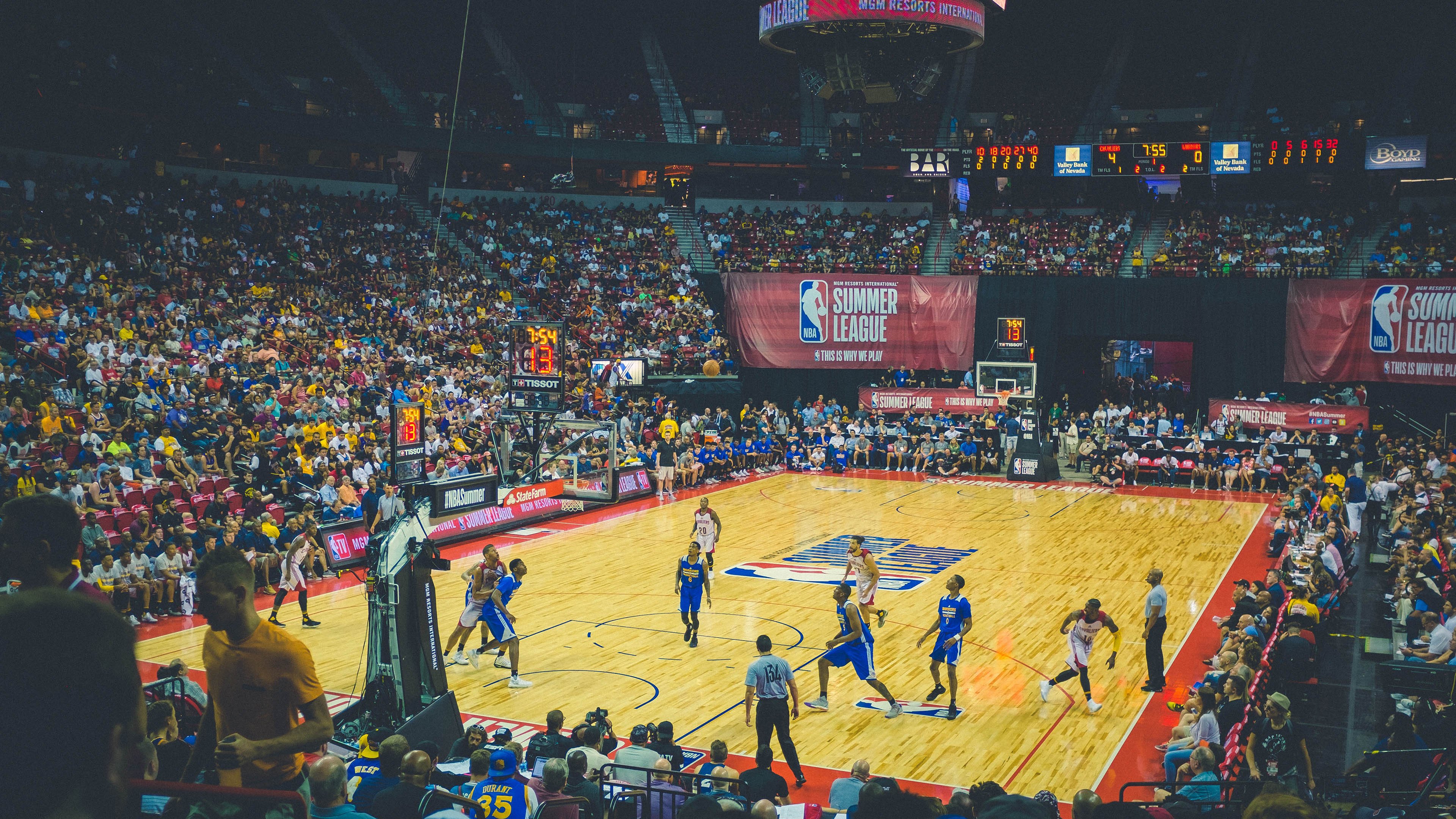 综合体育系“户外拓展考核赛” 高空抓杠与攀墙分数并入总评